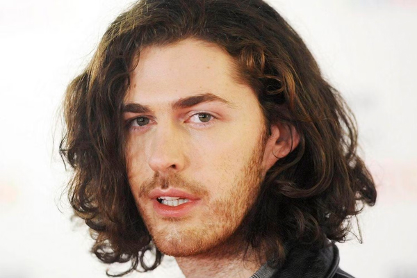 A História de “Take Me to Church” – Como Hozier Transformou uma Crítica Social em Hit Global