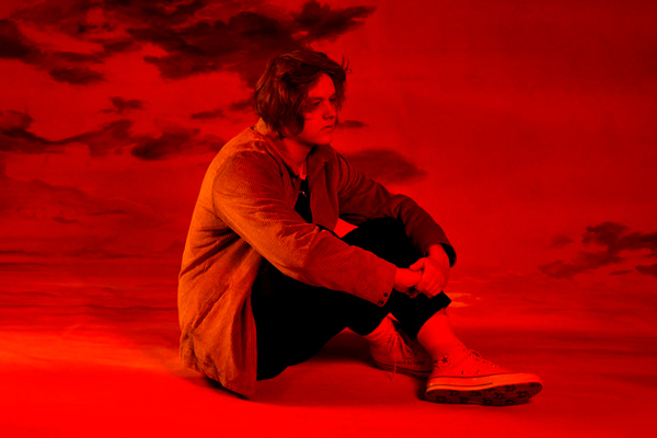 “Someone You Loved” de Lewis Capaldi e a Conexão com a Morte de um Ente Querido